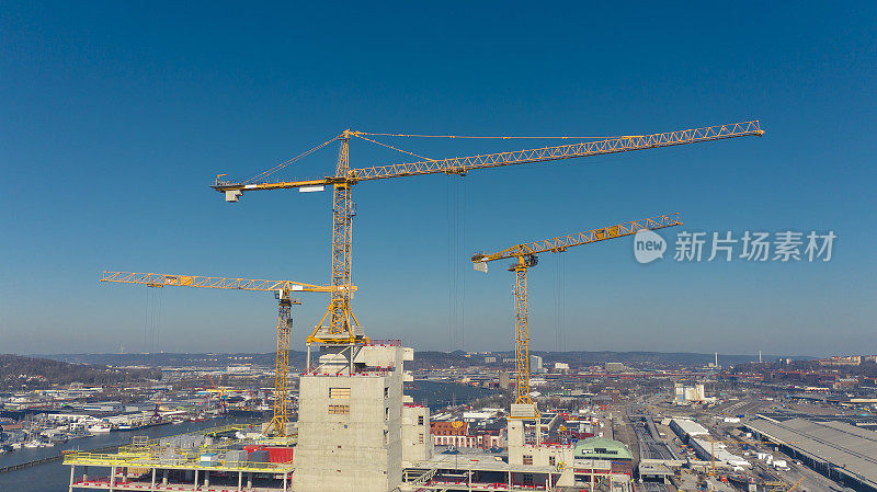 起重机在哥德堡建造摩天大楼的鸟瞰图Västlänken Göta älv桥